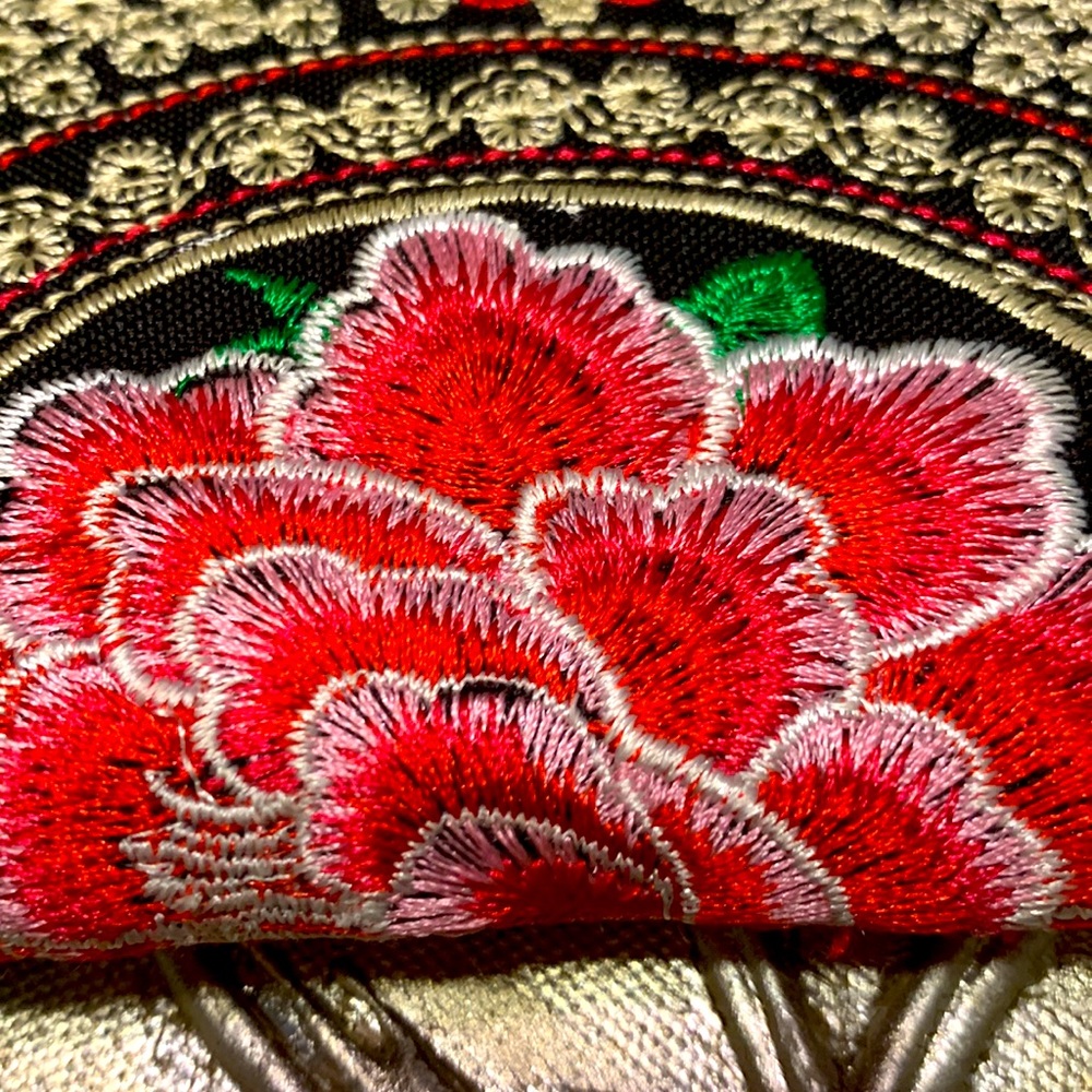 Embroidered Multi Color Floral Wallet 4 Open 1 Zip Pocket 8 Card Slots Clutch